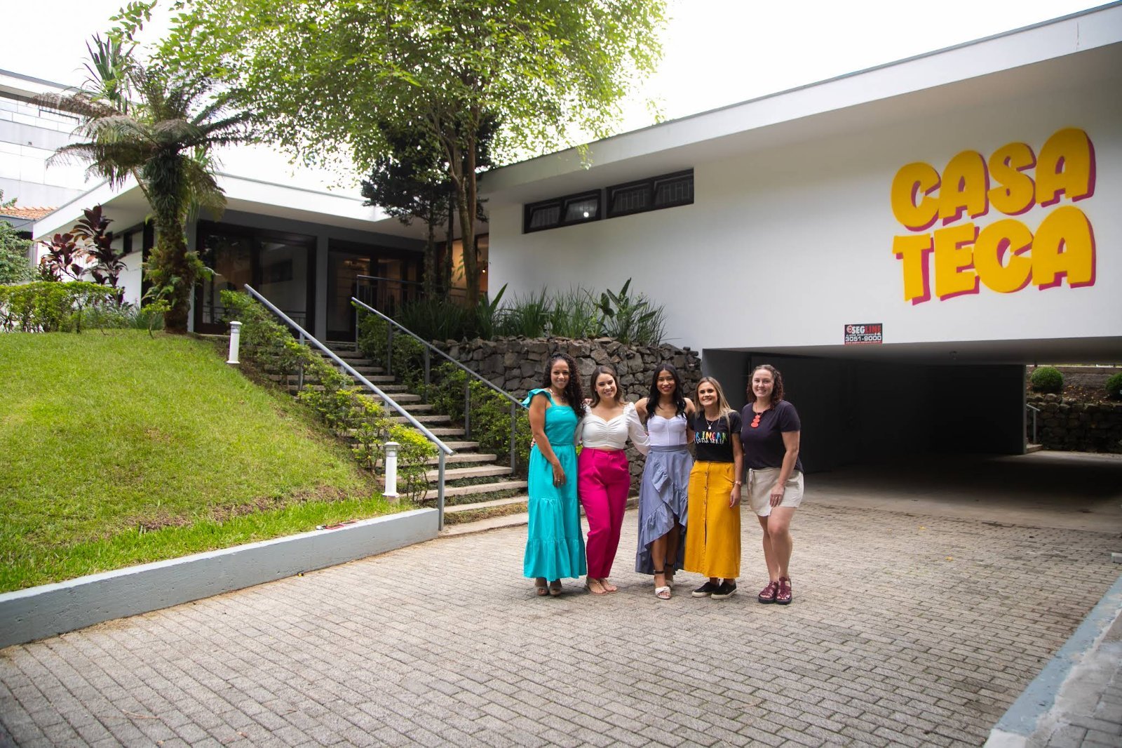 Fachada do Casa Teca com a equipe de profissionais