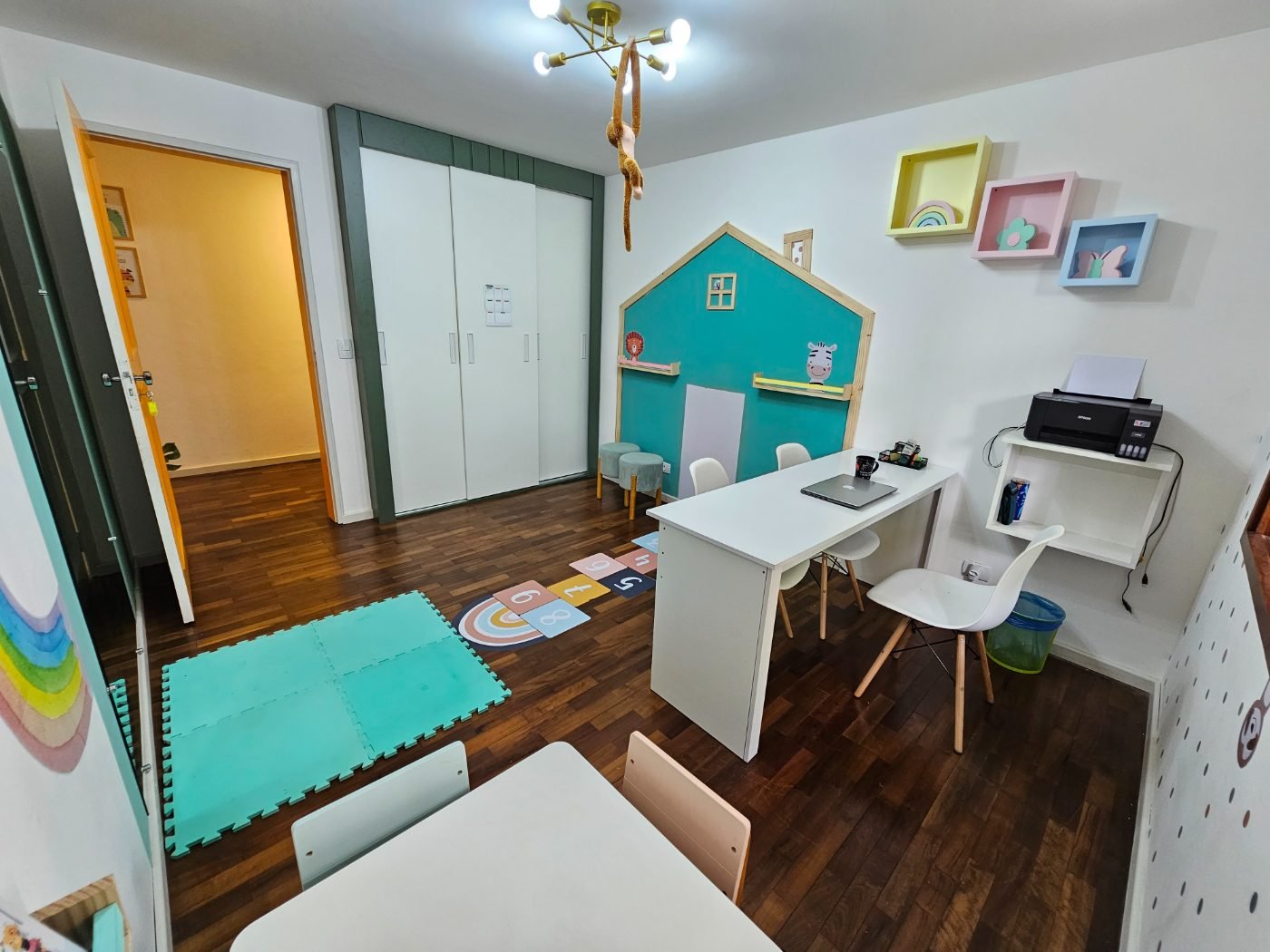 Sala da Eliz, mesa de trabalho