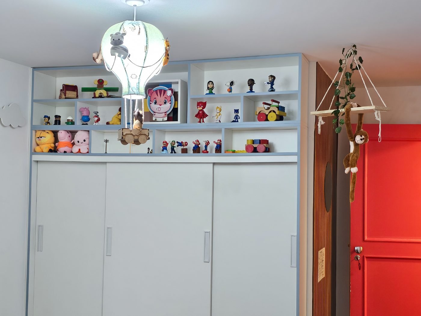 Sala da Lilian, brinquedos no alto