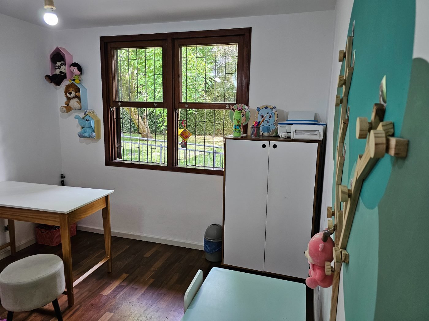 Sala da Lilian, parede de bichinhos